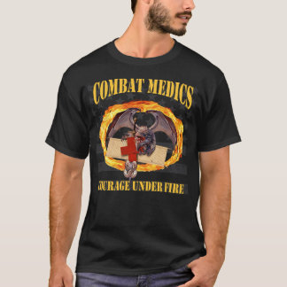 Coragem dos médicos do combate sob o t-shirt do