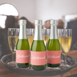 Coral Stylized Script Wedding Bridesmaid<br><div class="desc">Etiquetas autoadesivas para as suas minigarrafas de vinho espumante de casamento que apresentam uma cor de coral tendenciosa juntamente com a "Bridesmaid" impressa em guião branco e estilizado. Uma ideia excelente para quando dá as damas de honra,  além de planejar uma festa de solteira!</div>
