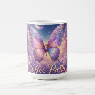 Cores ricas de uma borboleta em caneca de café