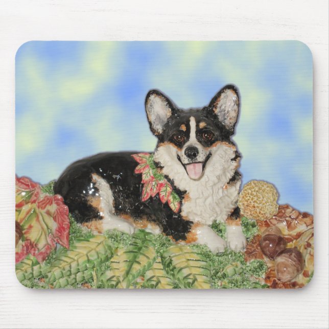 Corgi de três cores no Mousepad de Folhagem de Que (Frente)
