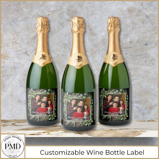 Coroa Botânica de Foto de Natal Alegre (Merry Christmas Photo Wreath Botanical Sparkling Wine Bottle Label with Your Photo, Name, Year.)