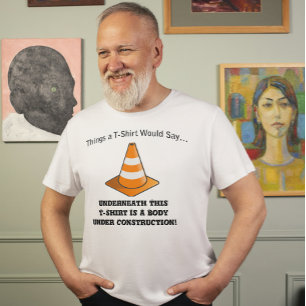 Corpo sob o t-shirt da construção