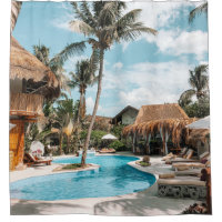 Aquelas cabanas e casas na piscina durante o dia