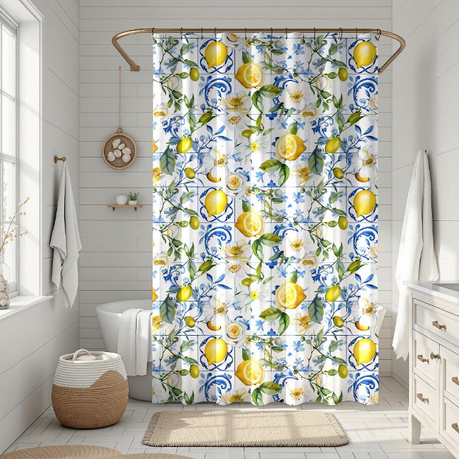 Cortina Para Box Azulejos azuis mediterrânicos e limão (Mediterranean Blue Tiles and Lemon Shower Curtain in a white boho bathroom)