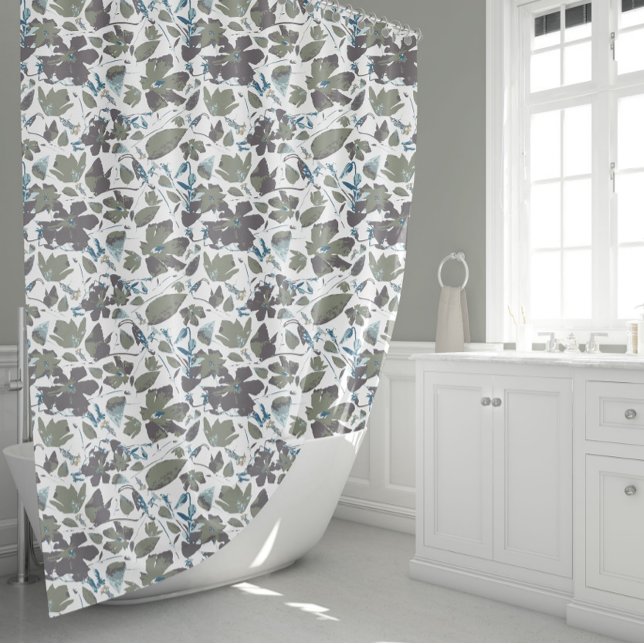 Cortina Para Box Clematis Flowers Padrão Floral Verde Azul (Clematis Flowers Green Blue Floral Pattern Shower Curtain from Studio Posies.)