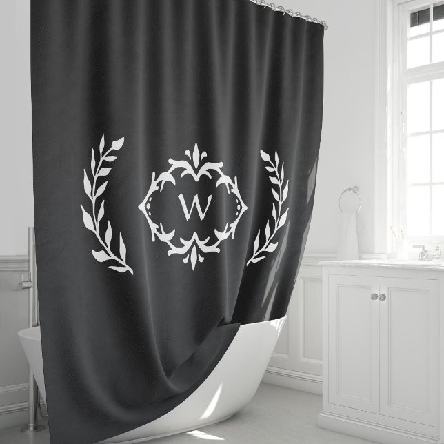 Cortina Para Box Ferida Inicial Monograma Personalizada Preta e Bra (Stylish Black & White Custom Monogrammed Initial Laurel Wreath Shower Curtain)