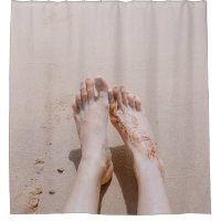 Fotografia seletiva dos pés com tatuagem em