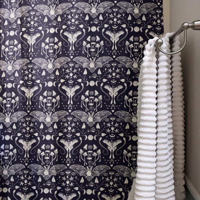 Cortina Para Box Gótico de Dia das Bruxas Brancas Escuras Azul (Whimsigothic shower curtain: Midnight blue witch's mushroom garden pattern)