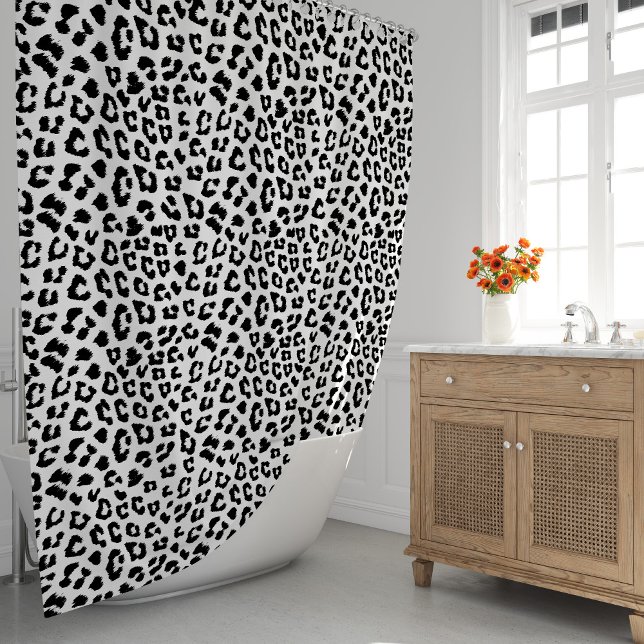 Cortina Para Box Impressão Leopardo Preto e Branco (Leopard Print Black and White Shower Curtain by Looly Elzayat
)