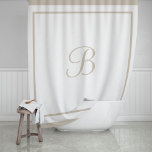 Cortina Para Box Letra Monograma do Script de Borda bege Elegante<br><div class="desc">Adicione elegância clássica ao seu banheiro com esta cortina de chá monograma na moda. Esta sofisticada cortina de chá branco é enquadrada por um design de fronteira em camadas chic do hotel contemporâneo. Personalize a letra do monograma do script com o seu primeiro ou sobrenome inicial. Beige neutro/cinzas esticadas e...</div>
