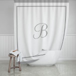 Cortina Para Box Letra Monograma do Script de Borda da Cinza Escura<br><div class="desc">Adicione elegância clássica ao seu banheiro com esta cortina de chá monograma na moda. Esta sofisticada cortina de chá branco é enquadrada por um design de fronteira em camadas chic do hotel contemporâneo. Personalize a letra do monograma do script com o seu primeiro ou sobrenome inicial. Cinzas escuras/carvão e esquema...</div>