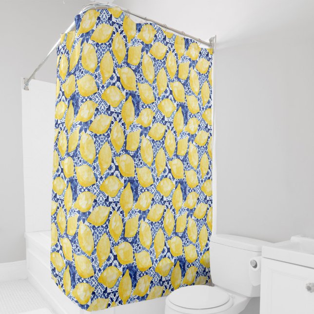 Cortina Para Box Limão Citrus Mediterrâneo Azulejo Azul Branco (Yellow citrus watercolor lemons on a blue and white Mediterranean tile pattern shower curtain)
