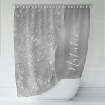 Cortina Para Box Metálico Personalizado Da Glitter De Prata Glam<br><div class="desc">Personalize facilmente este metal escovado prateado e uma cortina de chá com padrão de brilho glamouroso com seu próprio nome personalizado.</div>