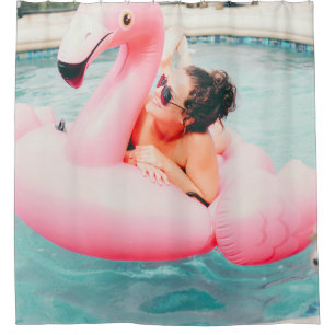Cortina Para Box Mulher com flamingo inflável rosa na piscina exte