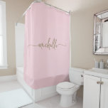 Cortina Para Box Nome de Monograma em Caligrafia Rosa Bege Minimali<br><div class="desc">Cortina de Banho Rosa Bege Feminina Elegante Minimalista Monograma Nome Dourado Personalizada Letra Cursiva. Este design apresenta seu primeiro nome em uma assinatura de tipografia de letra manuscrita com cauda swash em dourado sobre um fundo de cor rosa bege ou rosa bebê. Ótimo presente feminino e elegante para aquecimento da...</div>