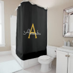 Cortina Para Box Nome do Monograma Rapariga de Script Moderno Doura<br><div class="desc">Cortina de Chá do Banheiro Preto e Dourado Monograma. Isto faz o doce e perfeito aniversário de 16 anos,  casamento,  chá de panela,  aniversário,  chá de fraldas ou festa de solteira presente para alguém que ama luxo de luxo e estilos quíticos.</div>