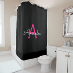 Cortina Para Box Nome Moderno do Monograma de Script Negra-Rosa-Que<br><div class="desc">Monograma Preto e Rosa Quente Nome Chá do Banheiro Cortina. Isto faz o doce e perfeito aniversário de 16 anos,  casamento,  chá de panela,  aniversário,  chá de fraldas ou festa de solteira presente para alguém que ama luxo de luxo e estilos quíticos.</div>