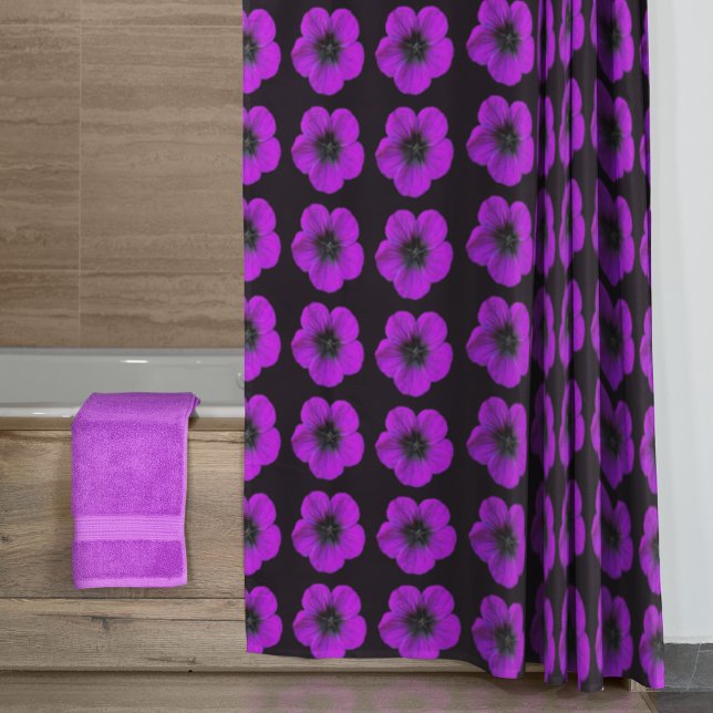 Cortina Para Box Padrão Floral de Geranium roxo em preto (In Situ Bathroom)