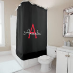 Cortina Para Box Red Black Girly Script Monograma Name Modern<br><div class="desc">Cortina de Chá do Banheiro do Nome do Monograma Negro e Vermelho. Isto faz o doce e perfeito aniversário de 16 anos,  casamento,  chá de panela,  aniversário,  chá de fraldas ou festa de solteira presente para alguém que ama luxo de luxo e estilos quíticos.</div>