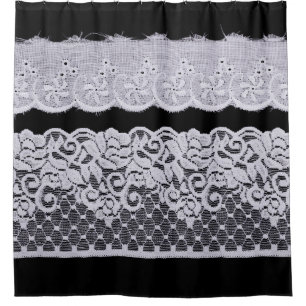 Cortina Para Box rendas brancas ornamentais, fundo preto isolado.