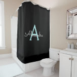 Cortina Para Box Teal Aqua Blue Girly Script Monograma Nome Moderno<br><div class="desc">Cortina Chá de Banheiro Azul Aqua Preto e Teal Isto faz o doce e perfeito aniversário de 16 anos,  casamento,  chá de panela,  aniversário,  chá de fraldas ou festa de solteira presente para alguém que ama luxo de luxo e estilos quíticos.</div>