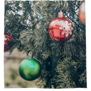 Cortina Para Box Uma decoração colorida de Natal em uma árvore. Vi