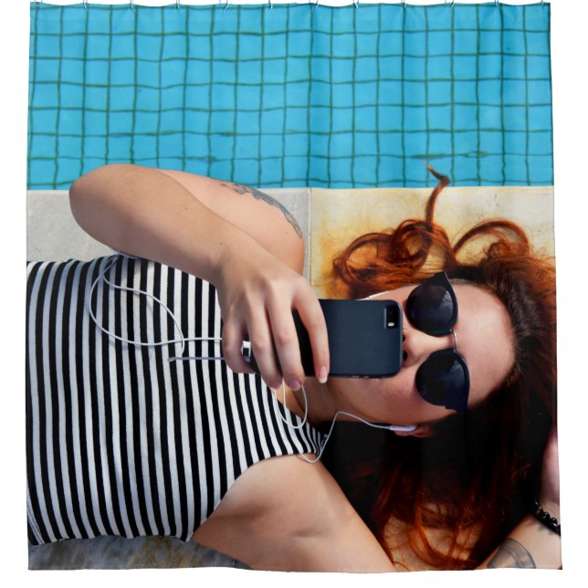 Cortina Para Box Woman lying on brown floor (Frente)