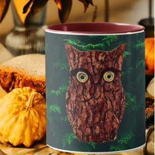 Coruja do latido de árvore e caneca do evergreen
