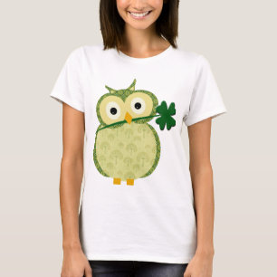 Coruja irlandesa bonito com t-shirt do trevo