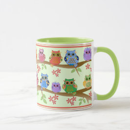 Corujas bonitos na caneca dos ramos