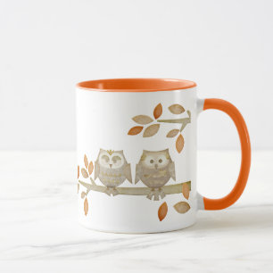 Corujas do amor na caneca da árvore