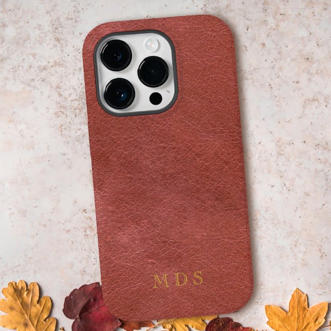 couro vermelho falso monogramado (A rust colored faux leather phone case with space for your initials. Perfect for fall!)