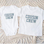 Cousin Crew | Dusty Blue Kids Baby T-Shirt<br><div class="desc">Roupa personalizado impresso personalizado com gráfico "Cousin Crew" ou outro texto personalizado. Use as ferramentas de design para editar as fontes de texto e as cores ou adicionar suas próprias fotos para criar um design de camiseta personalizada. Selecione entre uma grande variedade de t-shirts, camisolas-cisterna e camisas para homens, mulheres,...</div>