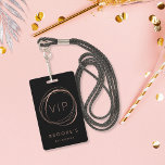 Crachá Bat Mitzvah VIP Pass<br><div class="desc">Crie uma atmosfera de brilho de Hollywood na sua festa do morcego mitzvah com estas passagens VIP personalizadas. O crachá preto chic apresenta "VIP" rodeado por um círculo de abstrato rosa dourado falso. Personalize com o nome do convidado de honra por baixo e a data do evento no verso. Crachás...</div>