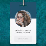 Crachá Cartão de identidade azul marinho | Nome de Foto M<br><div class="desc">Crachá de ID corporativo simples e na moda, que pode ser facilmente personalizado com a foto, o nome, a posição, o logotipo da empresa, os detalhes comerciais e o código QR ou código de barras do seu funcionário. O na moda colorido apresenta a tipografia minimalista moderna e um banner de...</div>