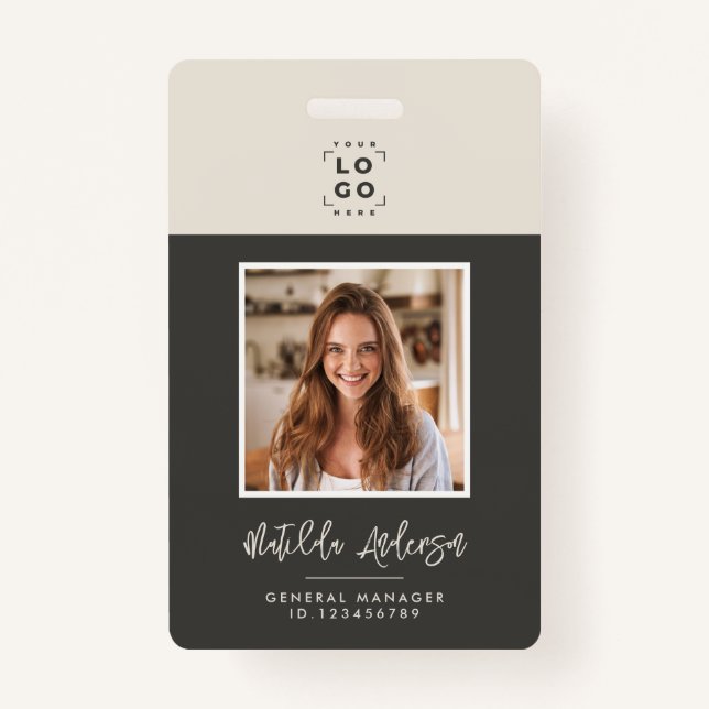 Crachá Cinza bege QR código moderno e mínimo abstrato de  (Frente)