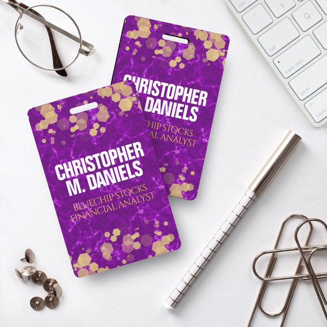 Crachá Confetes Dourados sobre Mármore Roxo ID (Criador carregado)