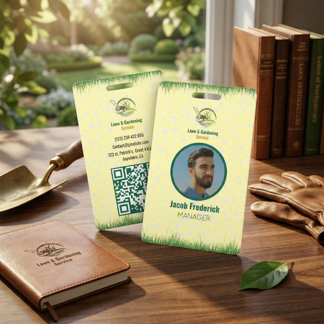 Crachá Cuidado Profissional de Jardim Branco e Verde (Professional Green and Yellow Lawn Care Badge)