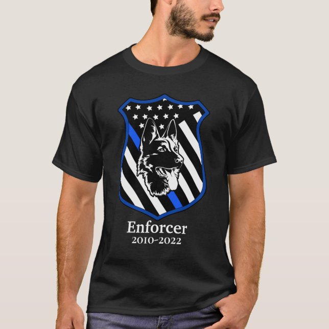 Crachá De Cachorro Chamado T-Shirt (Frente)