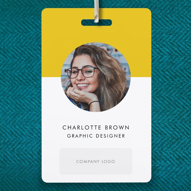 Crachá de Cartão de Identificação | Crachás de Nom (Design a sleek vertical staff badge with photo, branding and smart business information)
