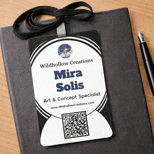 Crachá de Evento de Conferência de Negócios (Modern event badge with QR code, bold name layout, and clean professional conference design)