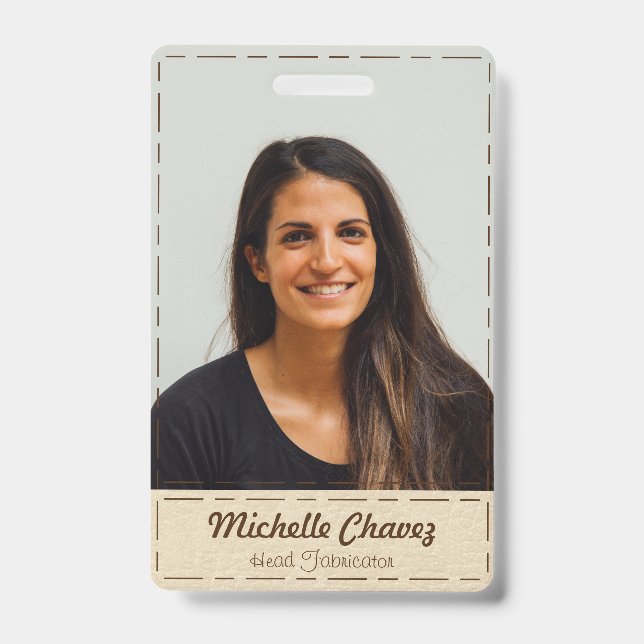 Crachá de Foto Personalizado em Couro Branco com C (Frente)