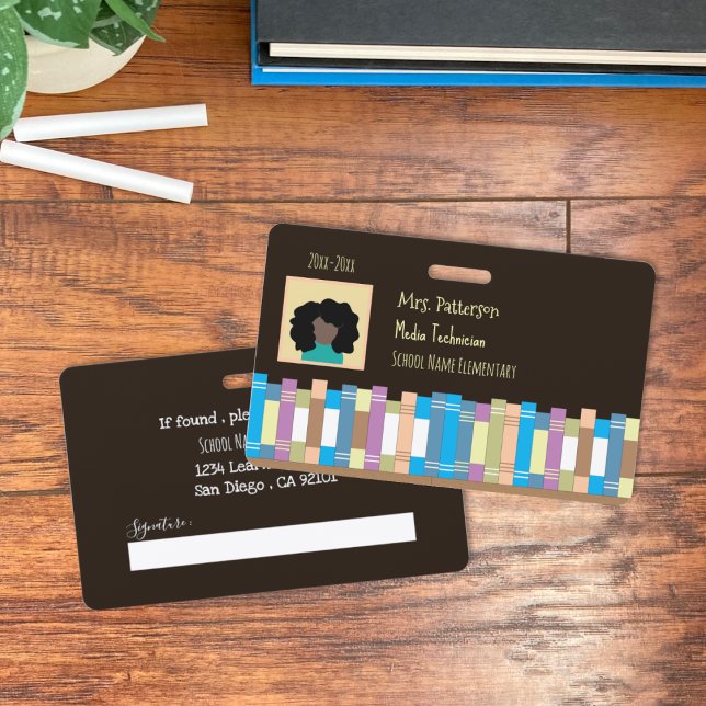 Crachá de Fotografia do Funcionarios da Escola Ele (School staff photo ID black horizontal employee badge with vector book shelf . )