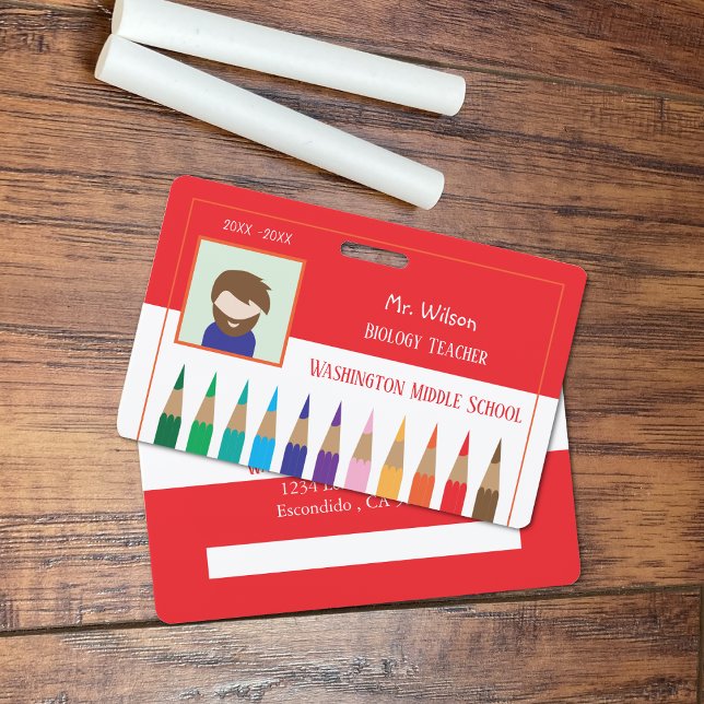 Crachá de ID de Foto Horizontal do Professor Verme (Red and white horizontal teacher photo ID badge with tips of color pencils . )