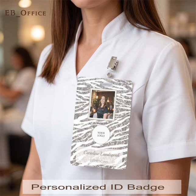 Crachá de ID de Foto Spa Prata Platina Gelo com Li (Chic Silver Glitter Custom Logo Photo ID Vertical Badge
Size: 2.13” x 3.38”
)