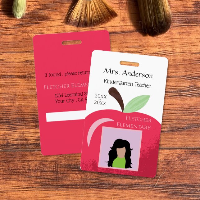 Crachá de identificação branco do educador da maçã (Red apple educator white vertical photo ID badge .)