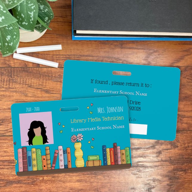 Crachá de identificação com foto azul-turquesa par (Watercolor bookshelf , teal library media technician horizontal photo ID badge .)