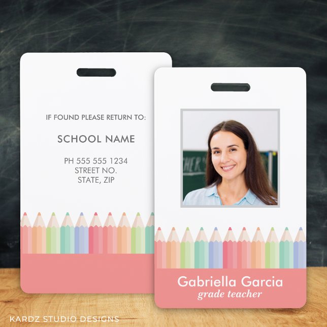 Crachá de identificação de professor da Colorful R (Personalize this teacher name badge with picture, name, grade and school details.)