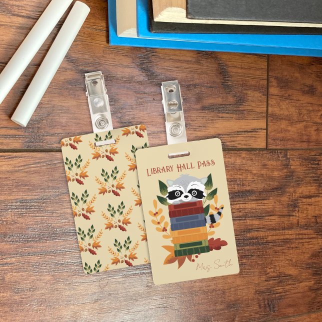 Crachá de passe da biblioteca do guaxinim com livr (Raccoon with books vertical library hall pass badge .)