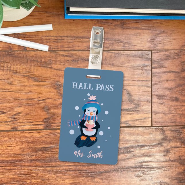 Crachá de passe de corredor de inverno azul com pi (Cute winter blue vertical student hall pass with a cartoon penguin holding a cup of hot cocoa . )